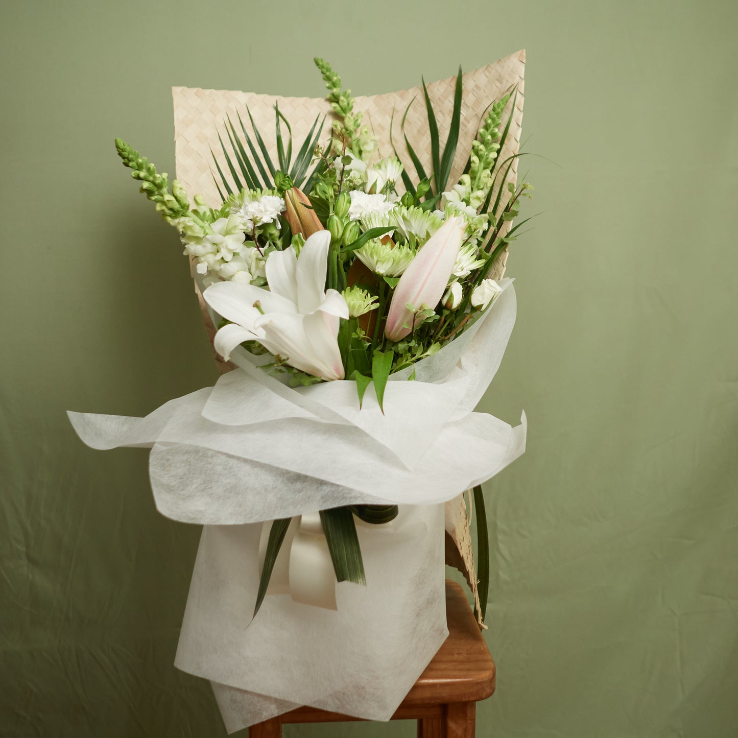 Cool White Vox - Bouquet of white and green flowers in a Water-filled box