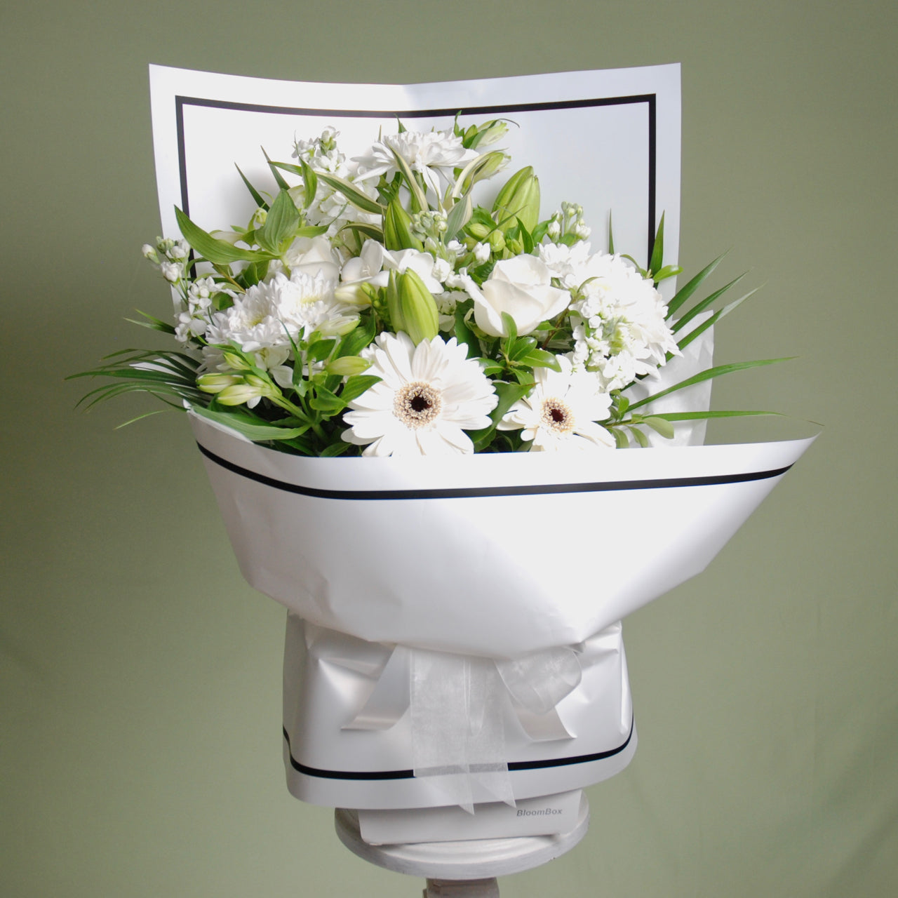 Cool White Vox - Bouquet of white and green flowers in a Water-filled box